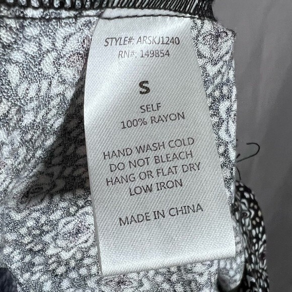 Sadie & Sage black and pink print open back wrap top romper size small - Picture 6 of 6